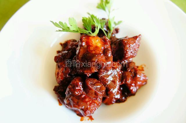 最后一步，装盘   可以配些喜欢的花花草草来装饰，哈哈哈~~

一份风味独特的•腐乳小排•献给大家
