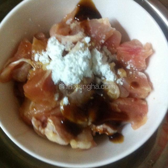 
如图：鸡腿去骨，鸡肉用生粉，蚝油腌一下