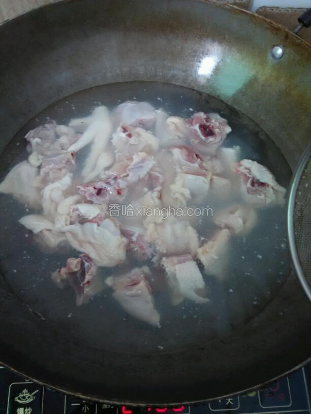 鸡肉过一下水，捞起用冷水过一下，这样鸡肉炒起来脆口一点。