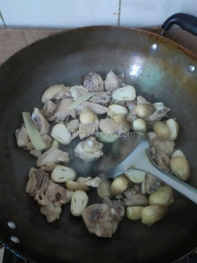 放鸡肉，蘑菇一起炒。