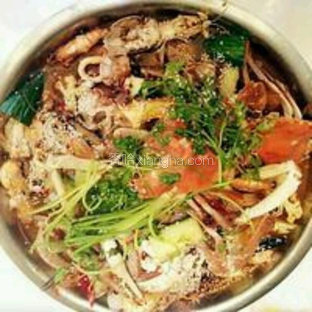 把海鲜摆上面，倒入汤，放上香菜和葱花，辣椒籽，芝麻，花椒，撒在汤中间位置


