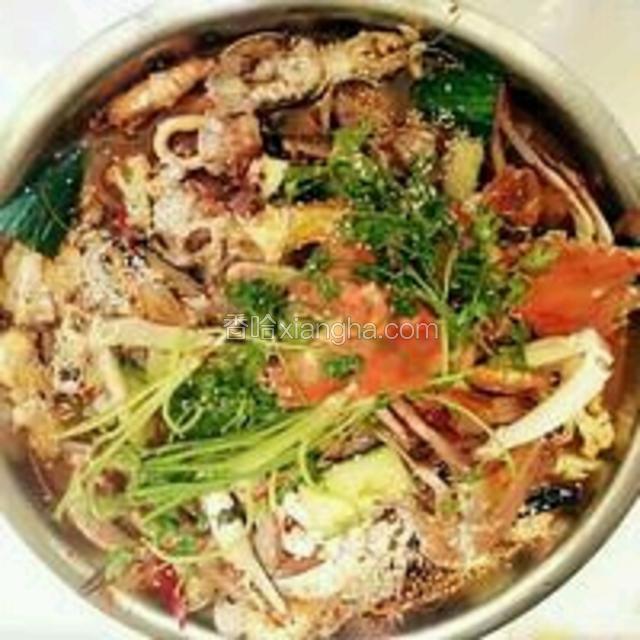 重新热油锅，把油烧到最热的时候，倒在葱花上面
