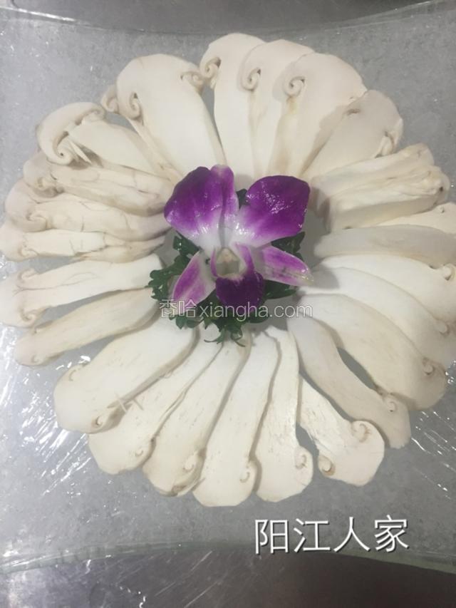 再一片片摆上冰盘，再摆紫罗兰、法香装饰