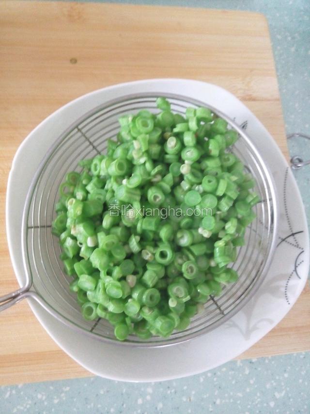 青豆角预先焯熟捞起控干水待用～