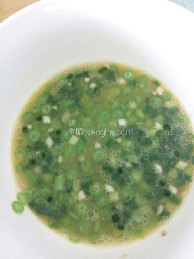 将鸡蛋打散，把豆角粒，葱粒，适量的盐放进蛋里一起搅拌匀～
