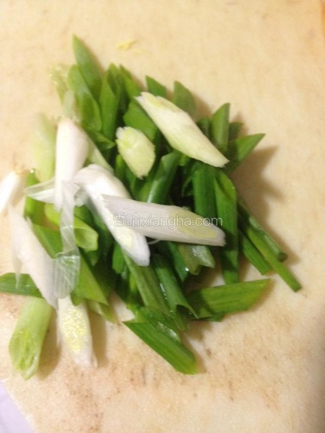 小葱切段。
