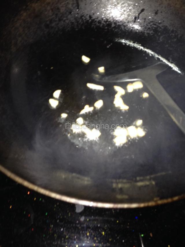 洗净炒锅烧热，小火下油炒蒜片出香。