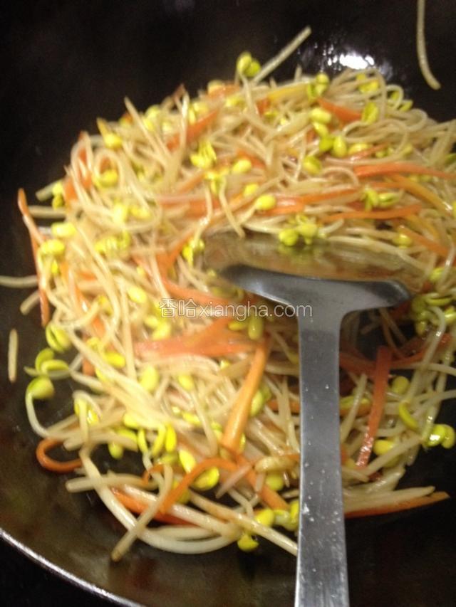 倒入煸过的黄豆芽一起翻炒，调入盐味，炒至豆瓣断生，下入葱段炒匀即可出锅装盘。