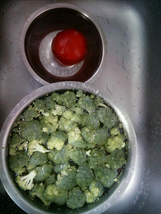 将番茄放入开水中 泡三分钟 然后去皮 西兰花洗干净