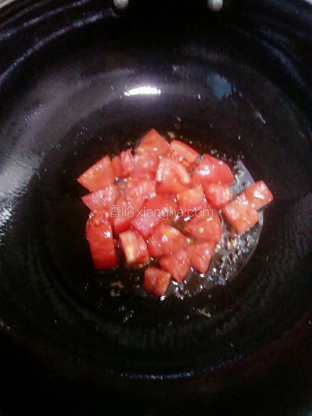 锅里放油 油热后放入番茄 翻炒