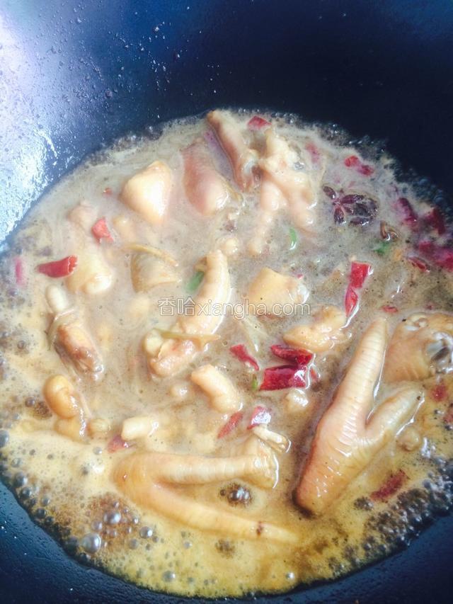 加入没过鸡爪的水 大火烧开 小火炖