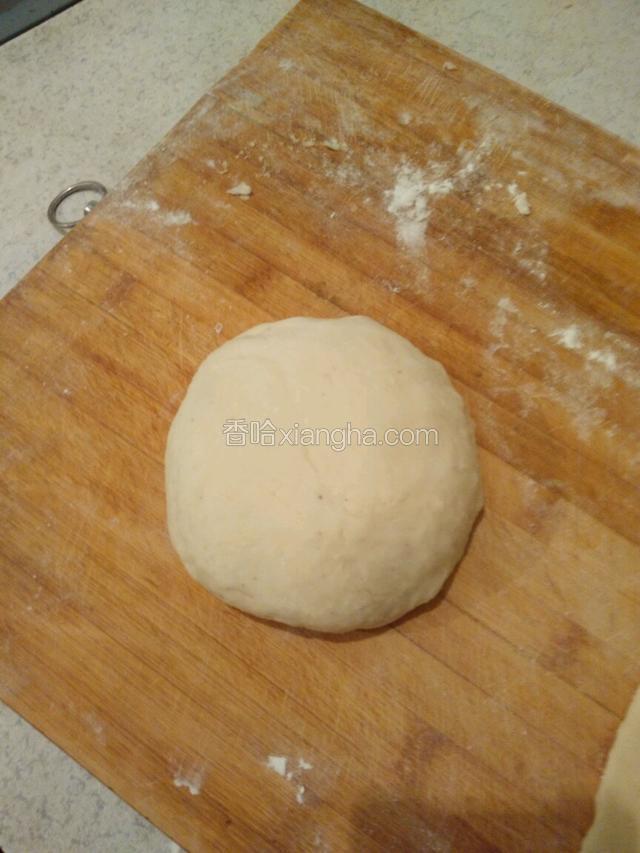 准备面粉，加热开水，少许盐，调料面（各种调味品加工的面）和面，有些烫，小心噢，