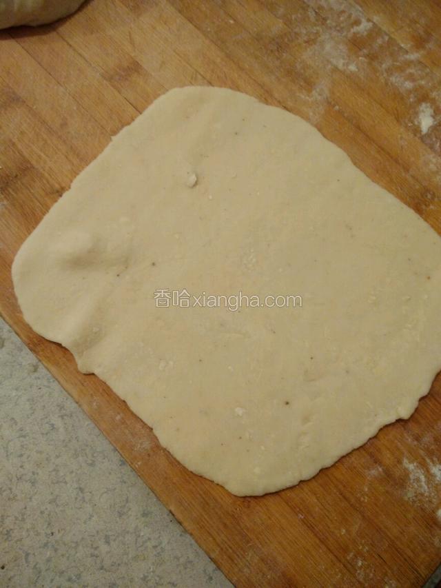 用擀面杖擀成饼，要薄一些