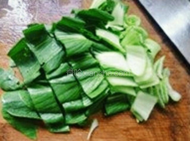 炖10分钟，加入切好的油菜，炒2分钟