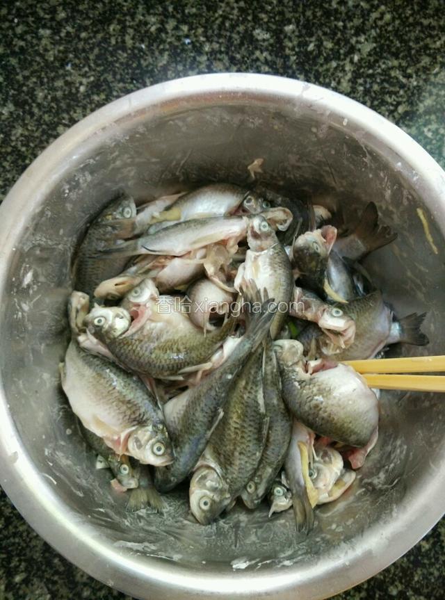 然后再放入淀粉搅匀