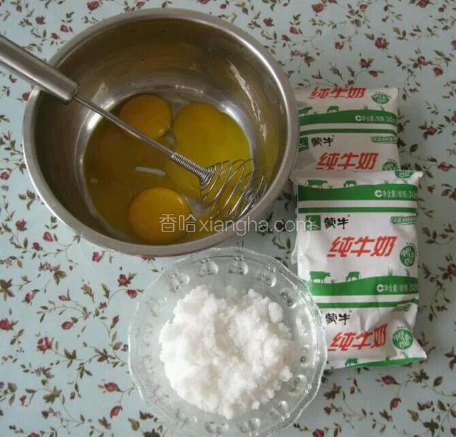把白糖和蛋黄放在一起，用打蛋器打发，打成乳白色就可以了，就是这个样子的。当然没有打蛋器也可以用筷子，不过会很累，呵呵。

