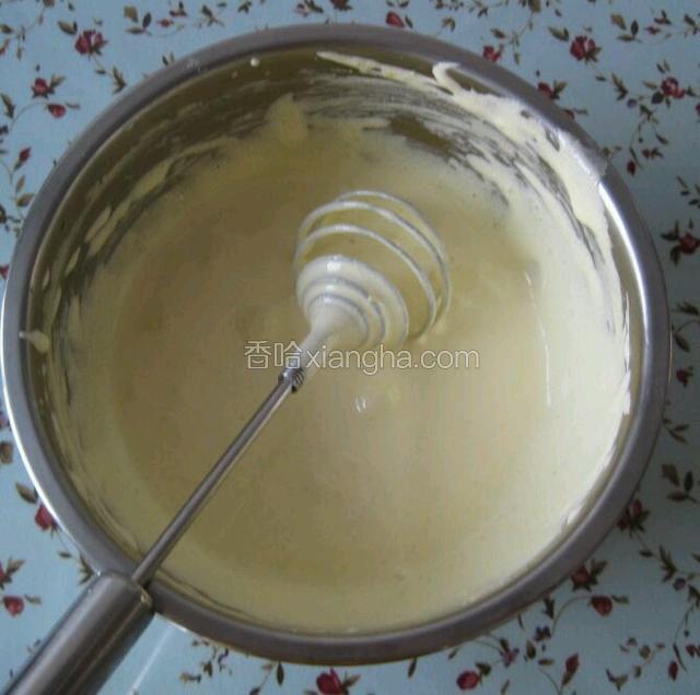 把白糖和蛋黄放在一起，用打蛋器打发，打成乳白色就可以了，就是这个样子的。当然没有打蛋器也可以用筷子，不过会很累，呵呵。
