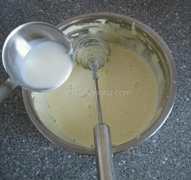 将煮好的牛奶，用勺子慢慢舀入打好的蛋液中，边倒边搅拌。(注意千万不能把牛奶一下子都倒入蛋液中，那样鸡蛋就会被牛奶烫熟、结块了)
