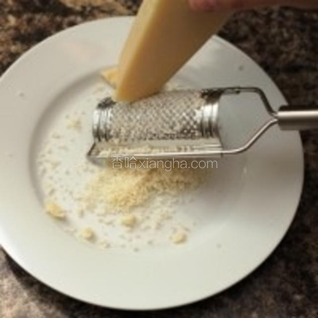 2.先将培根，洋葱切碎，大蒜磨成泥待用； 将parmesan cheese 帕玛森芝士磨碎； 注：条件许可尽量买整块的芝士自己磨，这样比较香。
