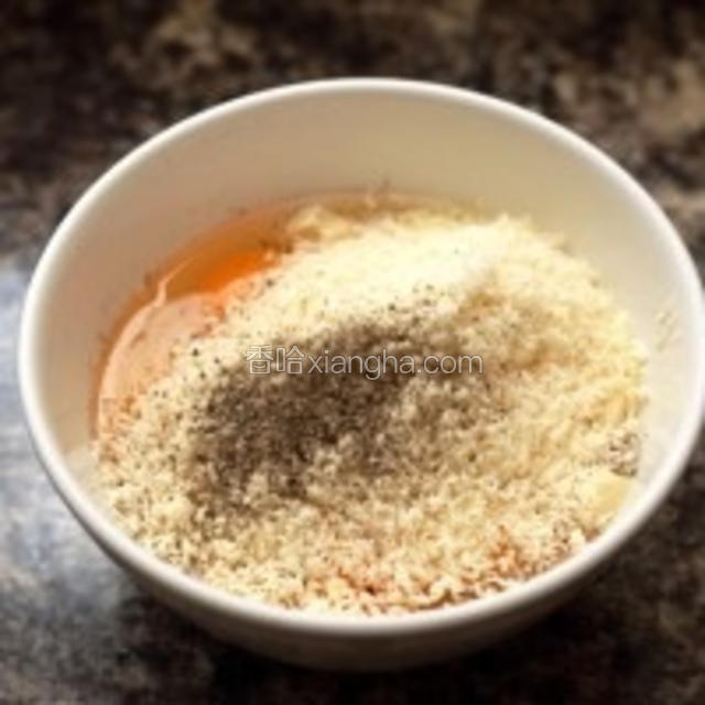 5.将鸡蛋，cream fraiche，芝士，以及大量磨碎的黑胡椒搅拌均匀；
