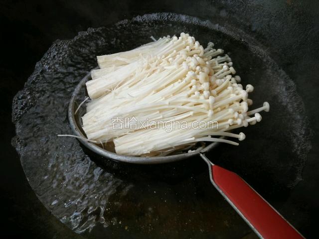 锅里烧开水，分别倒入金针菇及小白菜过一下开水，金针菇易熟，要快，一分钟不到即可，小白菜两分钟即可！