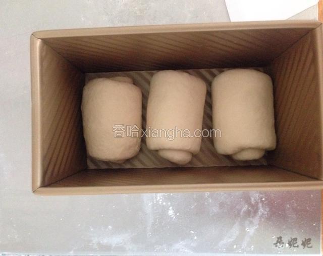 再次擀长条状，卷起放入模具。放入烤箱发酵至7—8分满。