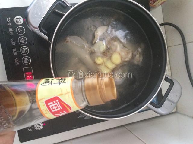 焯去血污后加水煮开，撇去浮沫，转小火加入生姜和料酒，煮两小时