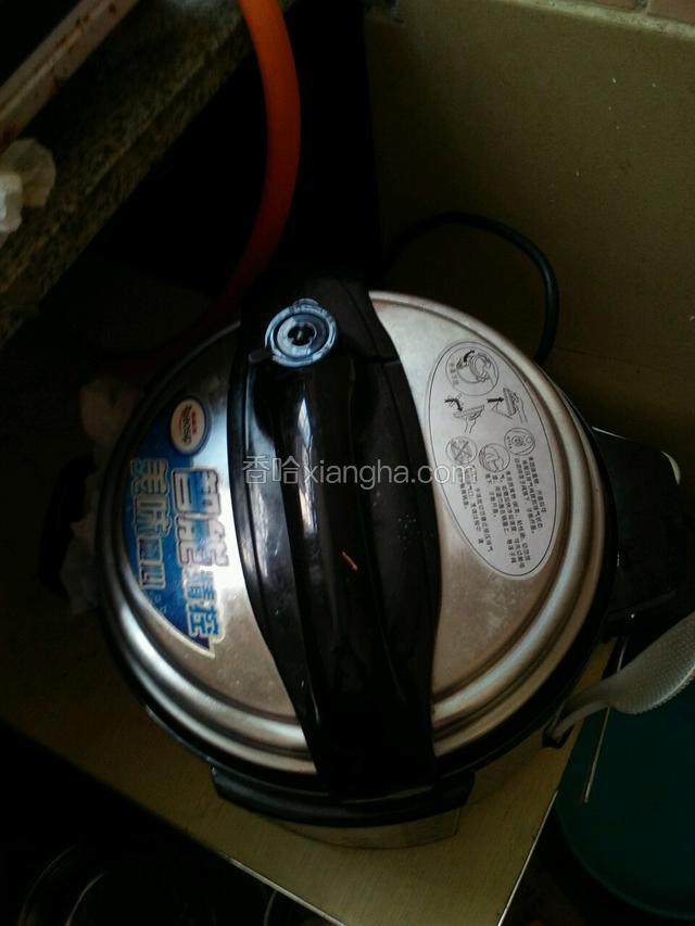 拔掉电源，不要揭开盖子，让它密封再焖一下