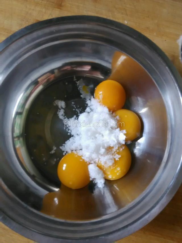 蛋黄里加2汤匙白糖，用勺子搅拌均匀