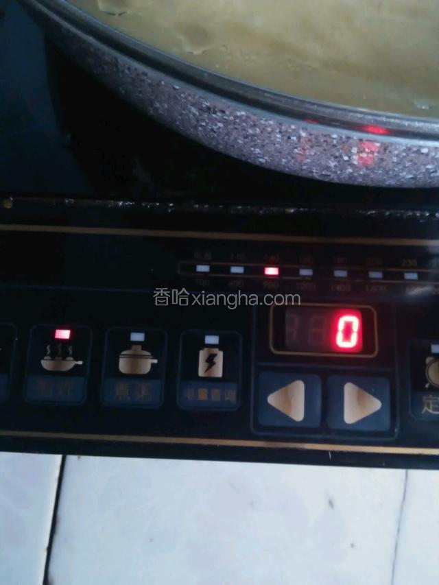 大家仔细看，我用的是煎炸功能键，开到140，两分钟后改成保温键