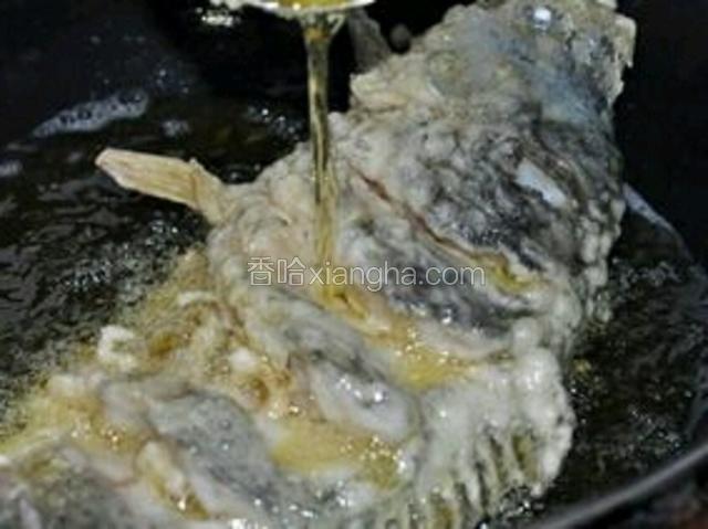 放入油锅内炸，边炸边从鱼上淋油，每面炸2分钟就可以