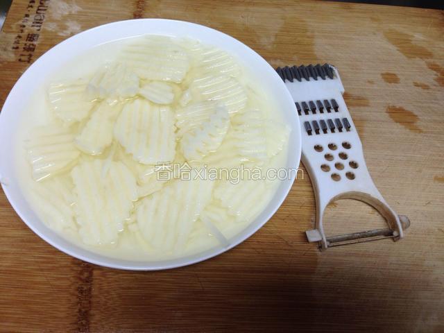 土豆洗净、去皮，用工具切成花片