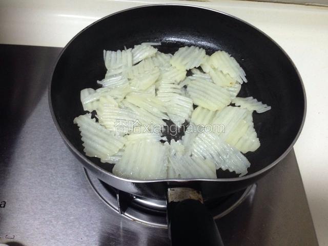 平底锅放油烧热，土豆放进去煎