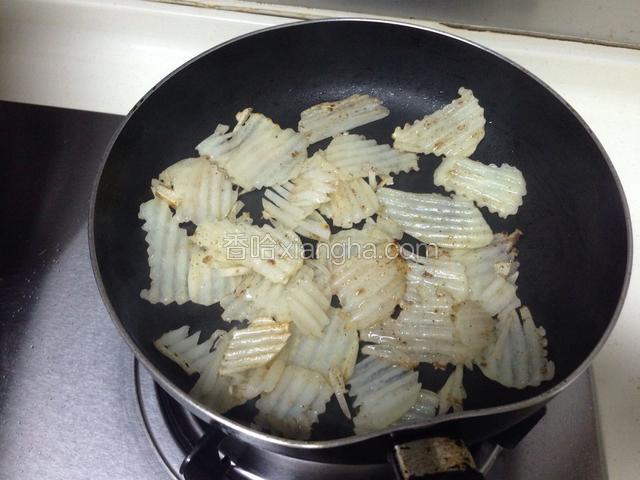 煎至凉面微黄后，放入一勺孜然粉