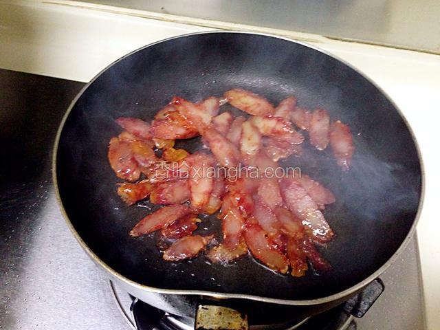 锅底油烧热，香肠煸炒出油
