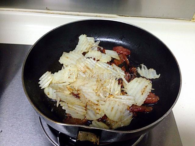 土豆放进去继续煸炒半分钟