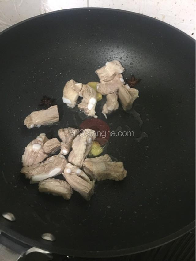 放入排骨煎至金黄。