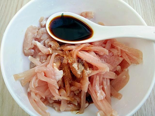 将里脊肉切丝后放入大点的碗中接着加入2勺料酒2勺酱油适量的胡椒粉和适量的盐充分搅拌均匀