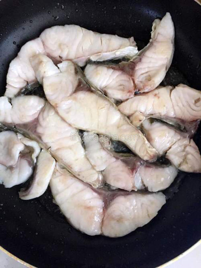 腌制后用不粘锅中火煎制二面金黄