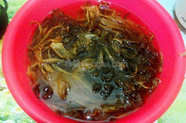 用温水浸泡菜干2小时.