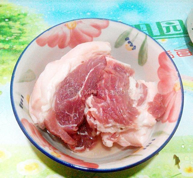 前腿肉洗净备用.