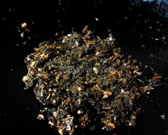 锅下油烧热,下蒜沫炒香,放入菜干,调入少许盐、生抽,翻炒2分钟.关火,盛起备用.