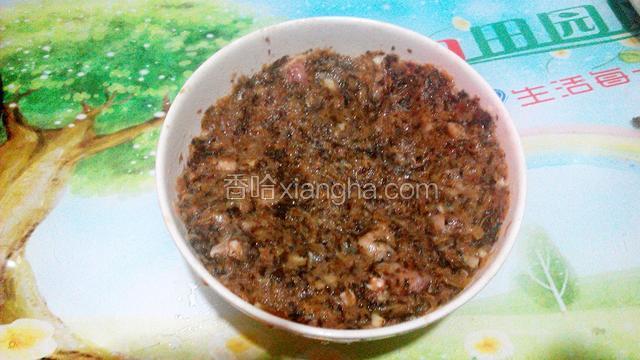 把腌好的肉泥与炒好的菜干搅拌均匀,放入大碗中.