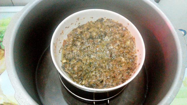15分钟后,关火.等锅下汽后,打开盖子,菜干肉饼完成了！