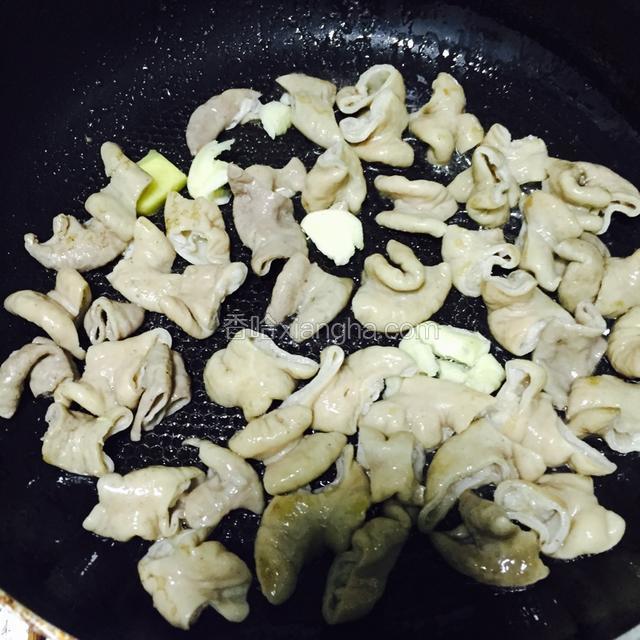 加入生姜蒜肥肠煸