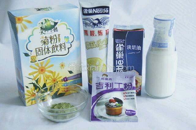 煮锅、打蛋器、滤网和材料

