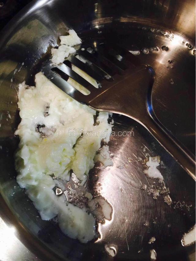 用小火炒成碎块.