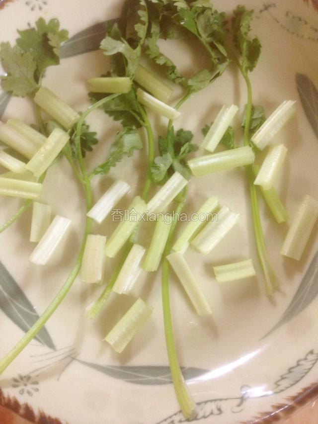 香菜，芹菜垫底即可。
