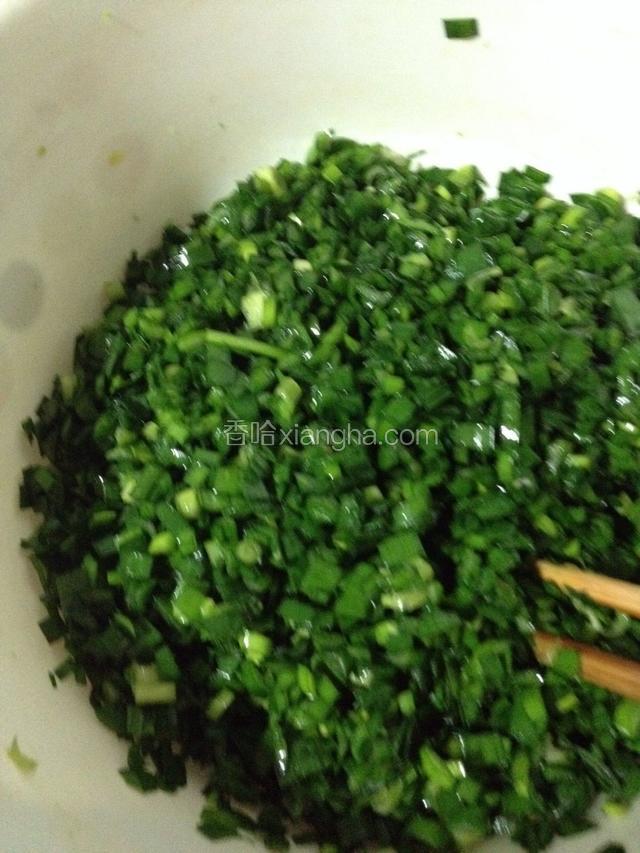 韭菜提前洗净、沥水、凉干。擦刀切碎用食油拌匀备用。