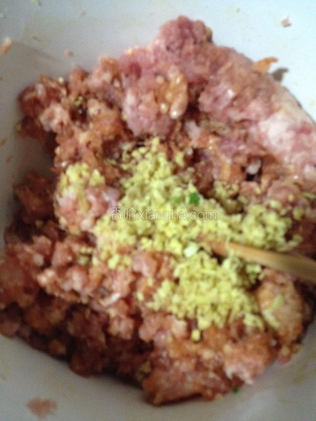 猪肉馅加姜沫、料酒、生抽、五香粉、食油，向一个方向搅拌均匀。